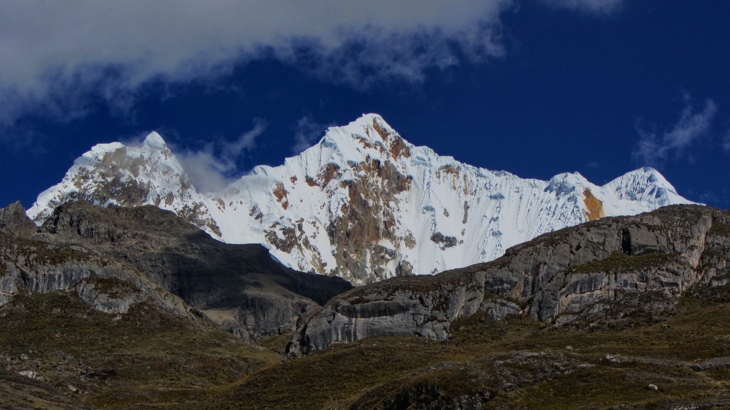 5950 meters high Nevado Carnicero (center)